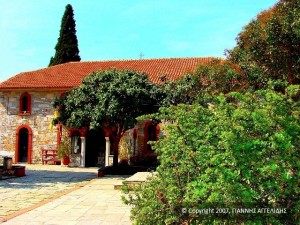 Η είσοδος και ο προαύλιος χώρος του Αγίου Ιωάννη του Προδρόμου. Η είσοδος και ο προαύλιος χώρος του Αγίου Ιωάννη του Προδρόμου.