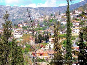 De Ano Volos gezien vanaf de heuvel van het bisdom. Ο Άνω Βόλος όπως φαίνεται από το λόφο της Επισκοπής.