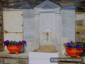 De twee grote gebeeldhouwde marmeren inscripties op de tap tempel. Οι δυο μεγάλες σκαλισμένες σε μάρμαρο επιγραφές στη βρύση του ναού.