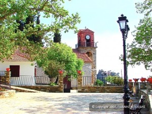 De typische Pilion basiliek naast het dorpsplein. Η χαρακτηριστική πηλιορείτικη Βασιλική δίπλα στη πλατεία του χωριού.