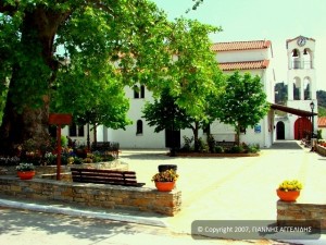 Άγιος Ονούφριος. Η ομώνυμη εκκλησία και η Πλατεία Εθνικής Αντίστασης.