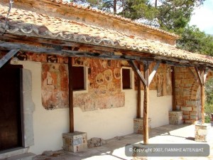 Επισκοπή. Ο μονόροφος ξυλεπίστεγος εξωνάρθηκας (νότια πλευρά).