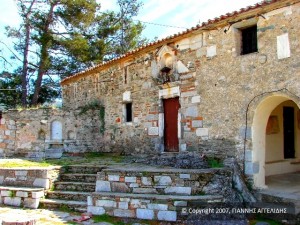 Bispedømme. Nordsiden av kirken med vegg relieffer og andre. Επισκοπή. Η βόρεια πλευρά του Ναού με εντοιχισμένα ανάγλυφα και άλλα.