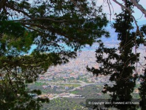 Volos sett fra en høyde ved bispedømmet. Ο Βόλος όπως φαίνεται από την κορυφή του λόφου της Επισκοπής.