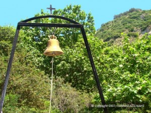 Άϊ-Νικολάκης. Η καμπανίτσα στο μικρό προαύλιο.