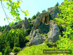 ...ύστερα τα αγεροκρέμαστα συμπλέγματα των βράχων...